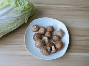 选择白菜帮来炒脆口。