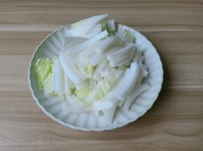 白菜帮竖着切成切丝。