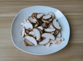 香菇清洗干净切薄片。