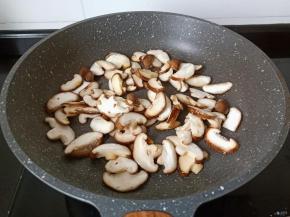 锅加油烧热下入蒜爆香，下入香菇片翻炒，将香菇炒出香味。