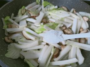 白菜帮稍变软加盐调味。