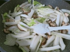 白菜帮稍变软加盐调味。