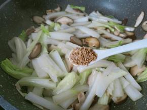 可以稍微加一点点鸡精快速翻炒均匀，关火盛出装盘。