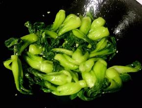 放入青菜大火快速翻炒