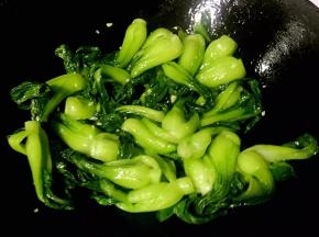 放入青菜大火快速翻炒