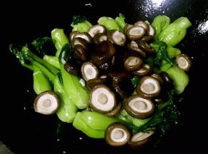 放入香菇翻炒均匀