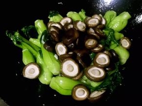 放入香菇翻炒均匀