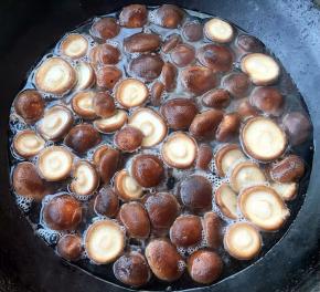 香菇去蒂清洗干净锅中烧开水放入香菇焯水至漂浮上来变色焯熟