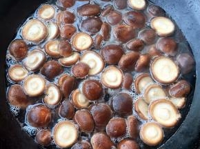 香菇去蒂清洗干净锅中烧开水放入香菇焯水至漂浮上来变色焯熟