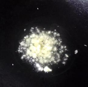 锅中倒入底油加热放入蒜粒爆香