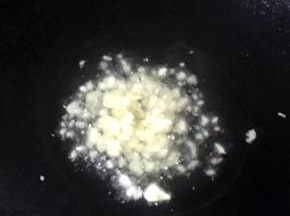 锅中倒入底油加热放入蒜粒爆香