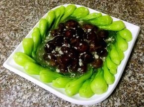 将芡汁均匀的淋在香菇上面