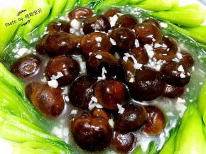 香菇和青菜的营养价值都非常丰富家常食用对身体有益