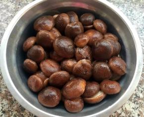 焯好水的香菇立即放入冷水中过凉沥干水份备用