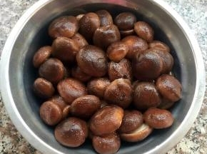 焯好水的香菇立即放入冷水中过凉沥干水份备用
