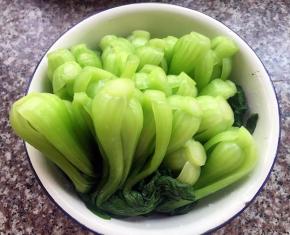 青菜焯好水立即放入冷水中过凉沥干水份