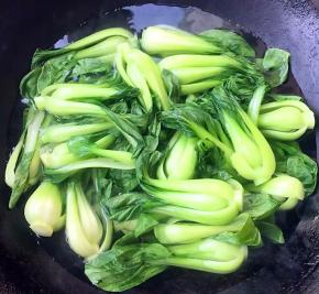 青菜摘好洗净锅中烧开水放入锅中焯水时就不要过长微微变色即可