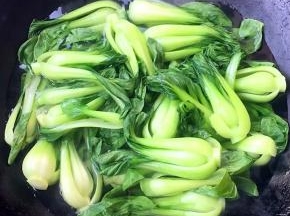 青菜摘好洗净锅中烧开水放入锅中焯水时就不要过长微微变色即可
