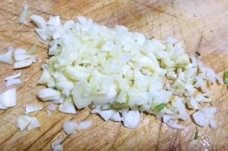 蒜去皮剁成小粒