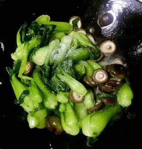 放入调味料盐、味精、糖翻炒入味即可