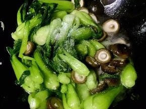 放入调味料盐、味精、糖翻炒入味即可