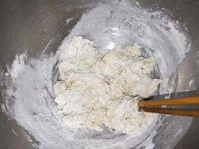 把所有材料除了椰子油，全部倒到厨师机里面。先用筷子搅拌成絮状。有助于厨师机揉面，先低速成团后转中高速。