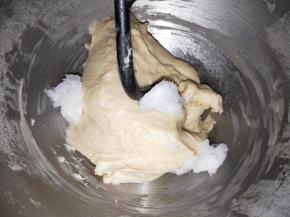 加入椰子油，也可以用黄油代替。