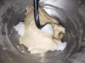 加入椰子油，也可以用黄油代替。