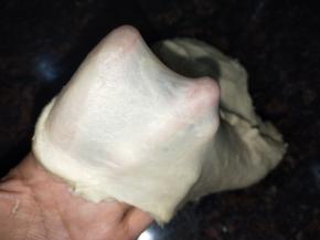 揉至面团可以拉出比较薄的手套膜