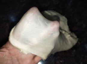 揉至面团可以拉出比较薄的手套膜