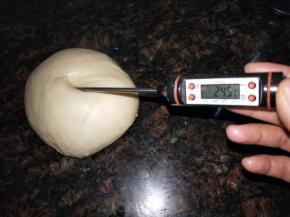 揉好的面团温度在26五度以内。盖上保鲜膜松弛十分钟。如果超过27度，盖上保鲜膜摊平放冰箱冷藏松弛。