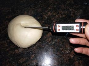 揉好的面团温度在26五度以内。盖上保鲜膜松弛十分钟。如果超过27度，盖上保鲜膜摊平放冰箱冷藏松弛。
