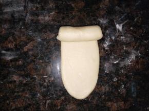 案板抹一点油，取一个面团擀平，尽量把气泡排出。从上往下卷起放到一边盖上保鲜膜。接着操作下一个。