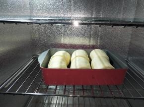 因为是一次发酵，所发酵的时间会长一些绵密吐司组织的发酵温度不宜过高。温度32，湿度80，发酵90分钟。发酵至两倍大。