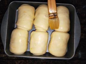 取出刷全蛋液，放入预热好的烤箱里面200℃预热，然后转175℃中下层烘烤约28分钟。如果是大吐司烘烤35至40分钟。烘烤上色后须及时盖上锡纸。