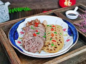 牛腱子，莲藕切片，摆盘，鸡蛋没放进来。