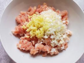 葱姜切碎放在肉馅上。