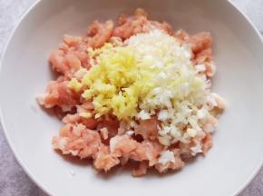 葱姜切碎放在肉馅上。