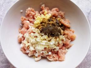 炒锅内倒适量的食用油烧热，浇在十三香上面激出香味。