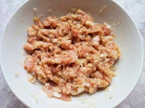 搅拌均匀，让肉馅静置一会儿。