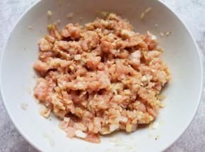 搅拌均匀，让肉馅静置一会儿。