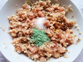 放味极鲜酱油、香油、盐和蔬之鲜搅拌均匀。