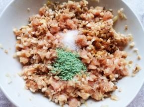 放味极鲜酱油、香油、盐和蔬之鲜搅拌均匀。