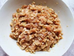 肉馅完成，放在一边备用。