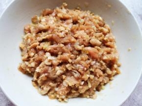 肉馅完成，放在一边备用。