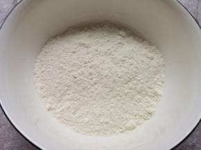 开始调制炸糊，准备好面粉。