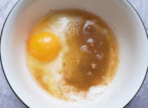 在面粉里面打入一个鸡蛋，放盐、蔬之鲜和五香粉，最后加入水。