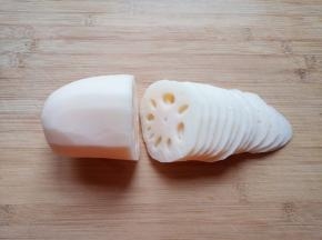 莲藕洗干净去皮切成薄片。