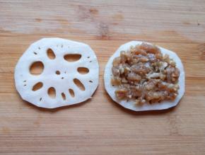 取一片藕，放上肉馅摊平。