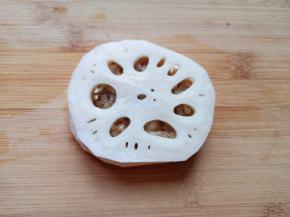 盖上另外一片藕，用手轻轻压一下，一个藕夹就做好了，依次做好剩下的藕夹。